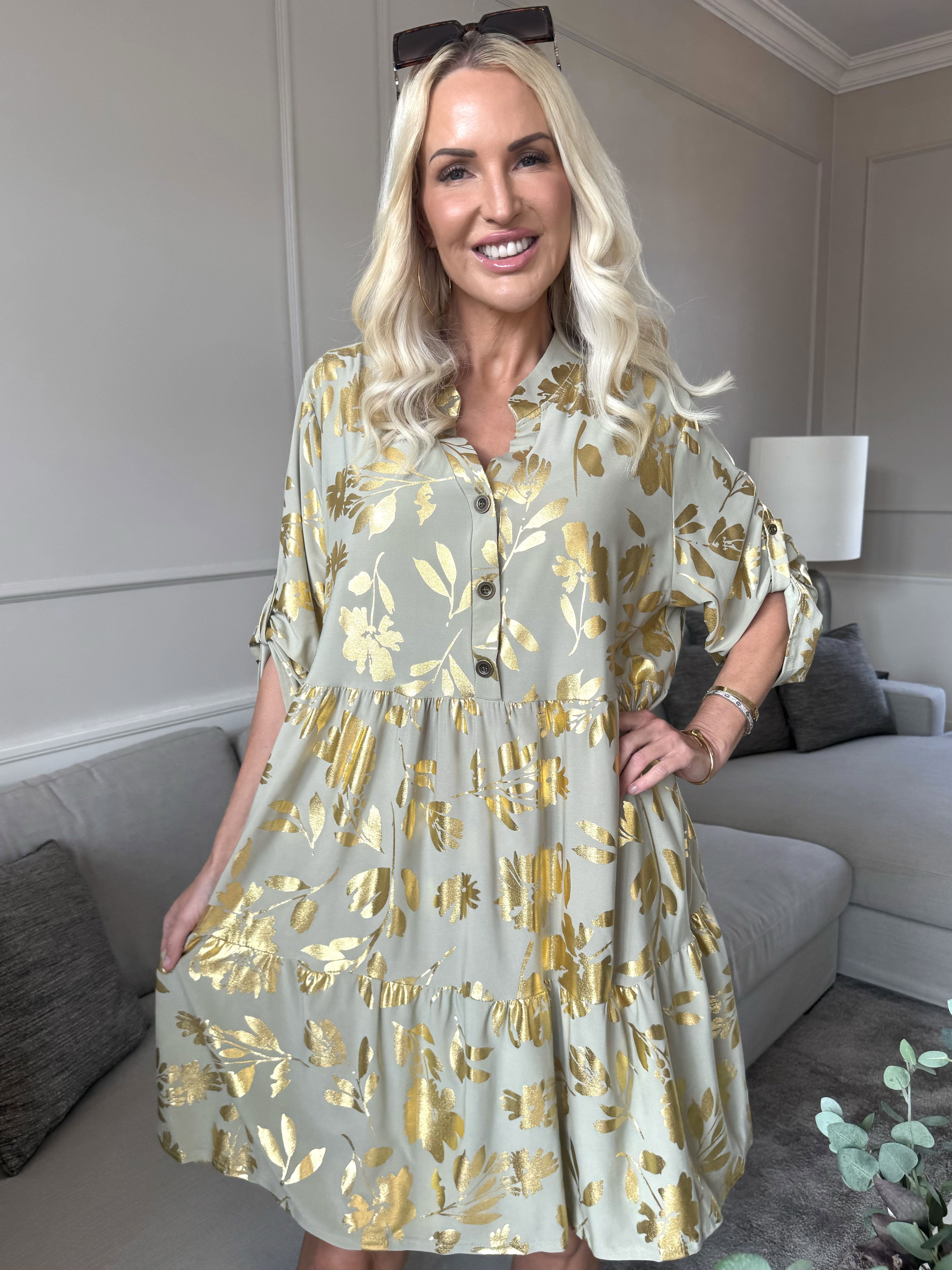 Milano Gold Flower Midi - Kjole med guld blade og lag på lag look